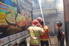 Kebakaran Hanguskan Gudang Indomarco dan PT Silikon di Driyorejo, Gresik
