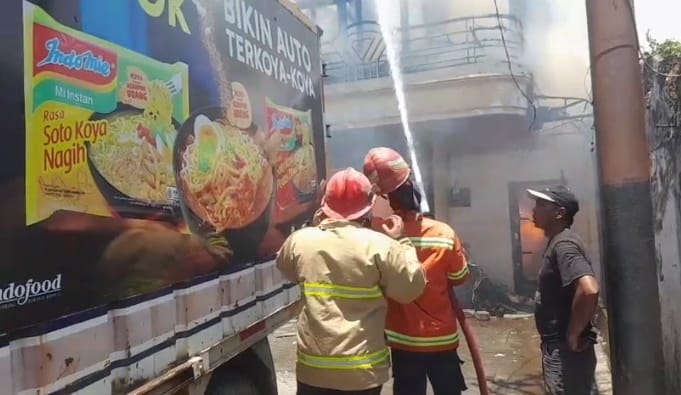 Kebakaran Hanguskan Gudang Indomarco dan PT Silikon di Driyorejo, Gresik 16 Kebakaran Hanguskan Gudang Indomarco dan PT Silikon di Driyorejo, Gresik
