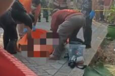 Mayat Pria Paruh Baya Ditemukan Tergeletak di Jalan Desa, Diduga Korban Pembunuhan