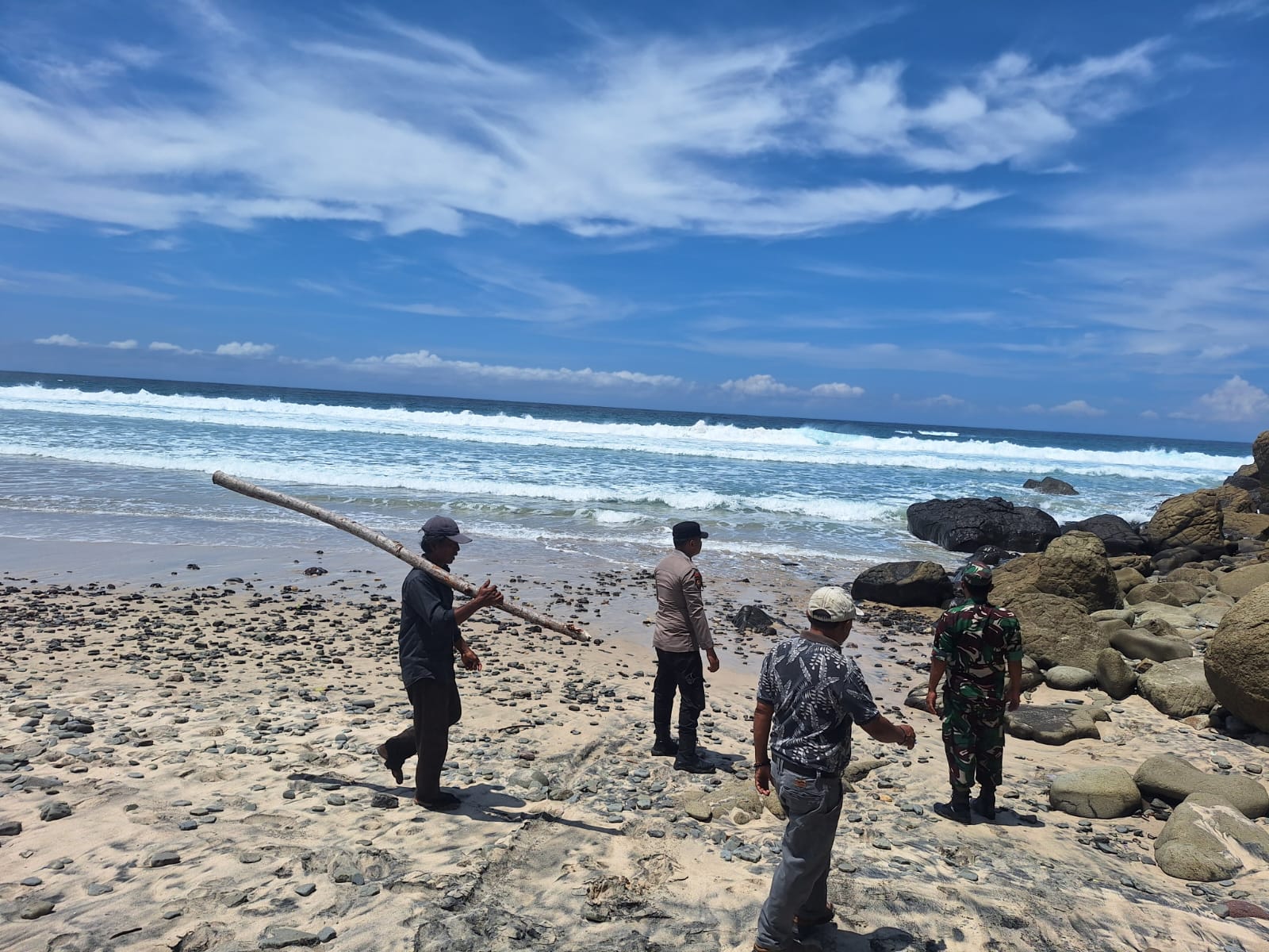 Polres Malang Bersama Tim Gabungan Lakukan Pencarian Dua Wisatawan Hilang Terseret Ombak di Pantai Modangan