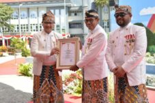 Dr. Aries Agung Paewai Terima Lencana Emas Hakaryo Guno Mamayu Bawono, Bukti Pengabdian yang Tak Padam Meski Jabatan Usai