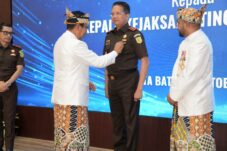 Pengamanan Aset Rp522 Miliar, Kajati Jatim Diganjar Lencana Emas oleh Pemkot Batu