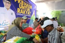 PKB Hadir untuk Rakyat, Sekjen M Hasanuddin Wahid Layani Warga di Pasar Murah Batu
