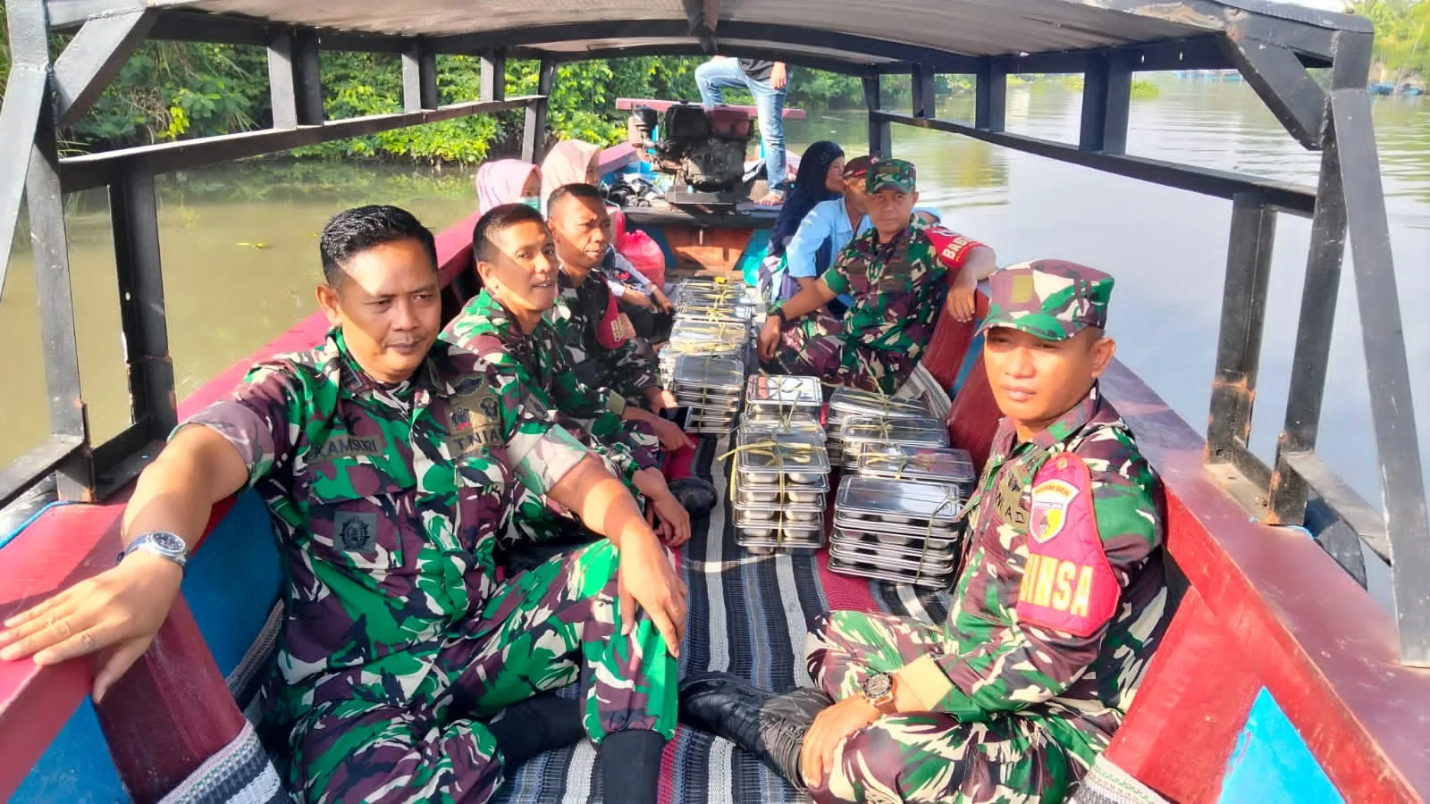 Butuh Satu Jam Menggunakan Perahu untuk Antar Makan Bergizi Gratis ke Sekolah Terpencil di Sidoarjo 1 IMG 20251029 WA0028