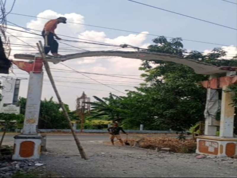 Pekerja Tewas Tertimpa Beton Gapura Saat Proses Pembongkaran Gapura Desa 3 Pekerja Tewas Tertimpa Beton Gapura Saat Proses Pembongkaran Gapura Desa