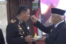 Bupati Malang (Kanan) Sanusi. menyuapi Kapolres Malang AKBP Dhanang Setyo saat ulang tahun di Pendopo Agung Kabupaten Malang (Irul/ Tagarjatim.id)