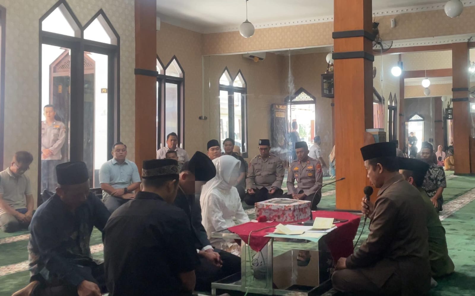 Haru, Tahanan Narkoba Menikahi Pujaan Hati di Masjid Polres Blitar 4 Haru, Tahanan Narkoba Menikahi Pujaan Hati di Masjid Polres Blitar