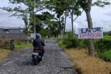 Belasan Tahun Jalan Dekat Pabrik Aspal Rusak, Warga Blitar Pasang Spanduk Protes Sepanjang 1 Km