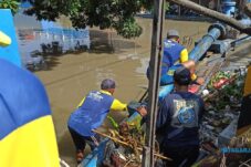 Tumpukan Sampah Perparah Banjir Luapan Sungai Kutuk Sidoarjo