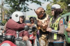 Dengan Kostum Super Hero, Satlantas Polres Malang Sosialisasi Operasi Zebra 2025