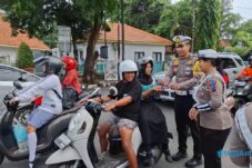 Ini Bentuk Edukasi Ops Zebra 2025 Kepada Pelanggar Lalin ala Petugas Satlantas Polres Blitar