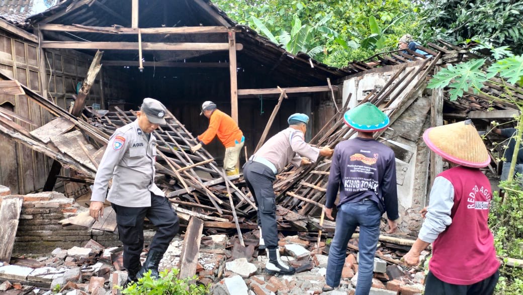 Petugas Gabungan Bersama Warga di Magetan Evakuasi Rumah Ambruk Akibat Diterjang Hujan Deras