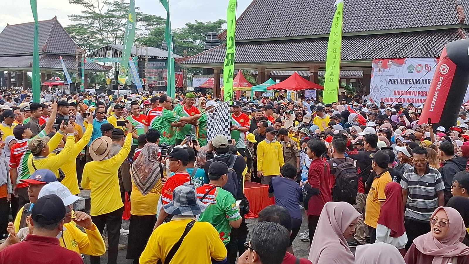 Kakanwil Kemenag Jatim Puji Jalan Sehat Lintas Agama yang Digelar Kemenag Kabupaten Blitar