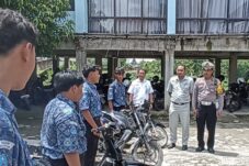 Sejumlah Siswa SMK bernyanyi Lagu Indonesia Raya bersama petugas Satlantas Polres Ngawi. Rabu (19/11/2025), (Alfi Sulton Azizi/Tagarjatim.id)