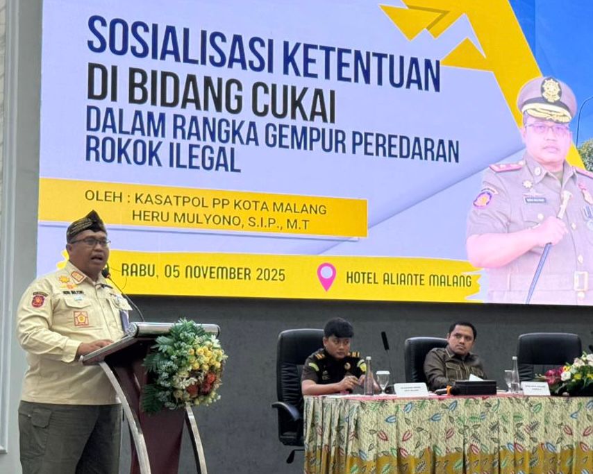 Kepala Satuan Polisi Pamong Praja (Satpol PP) Kota Malang, Heru Mulyono, saat memberikan pemaparan dalam sosialisasi pemberantasan rokok ilegal yang menggandeng anggota Satlinmas Kota Malang (Istimewa)