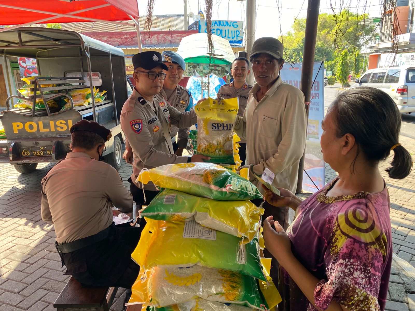 Polres Magetan Mobiling hingga Desa dan Pasar Tradisional Jual Beras Murah