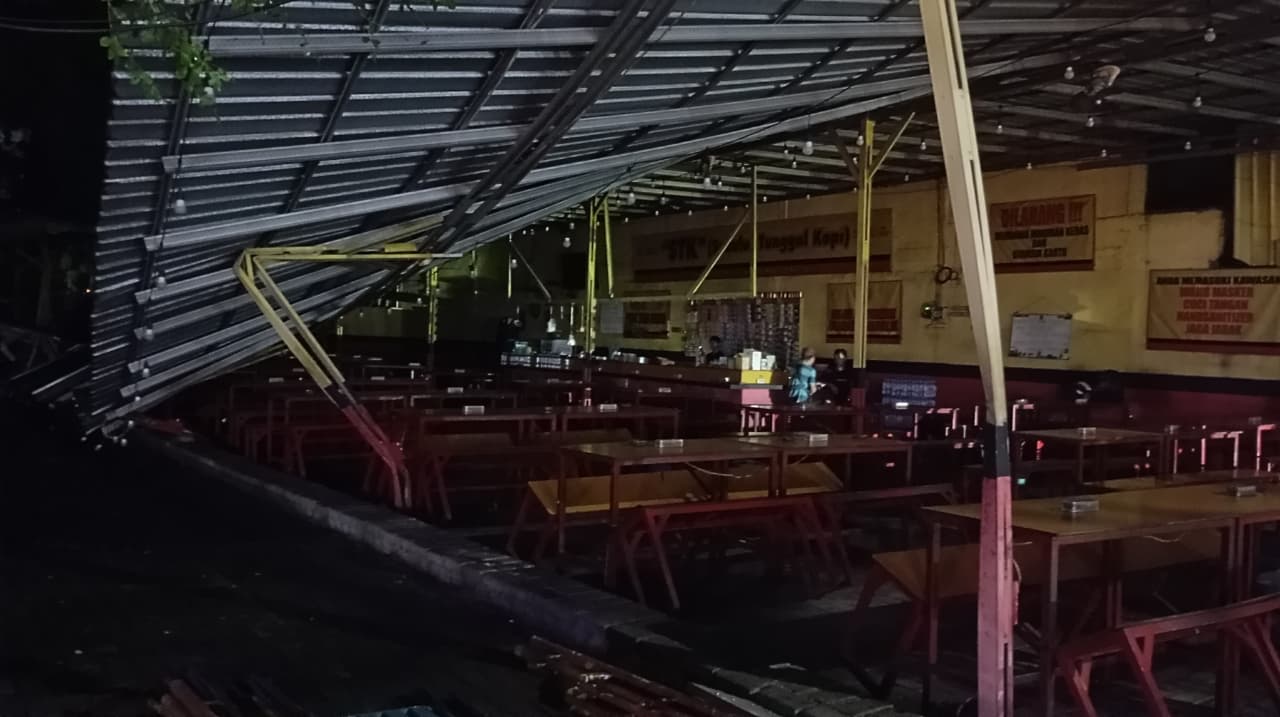 Hujan Deras Disertai Angin Kencang Bikin Waru Sidoarjo Banjir, Atap Warung Kopi Ambruk