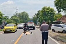 Pengendara Motor Tewas Terlindas Truk Di Jalan Raya Ngawi-Solo Akibat Gagal Menyalip