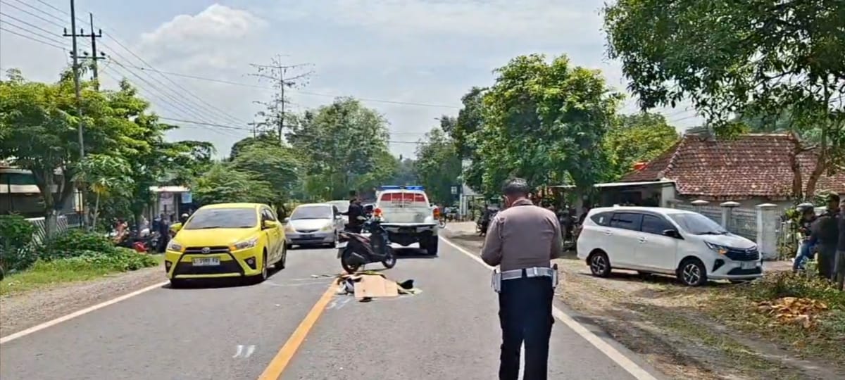 Pengendara Motor Tewas Terlindas Truk Di Jalan Raya Ngawi-Solo Akibat Gagal Menyalip