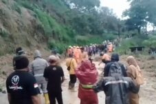 Tebing Setinggi 15 Meter Longsor di Jalur penghubung Magetan-Wonogiri, 1 tewas dan 1 luka