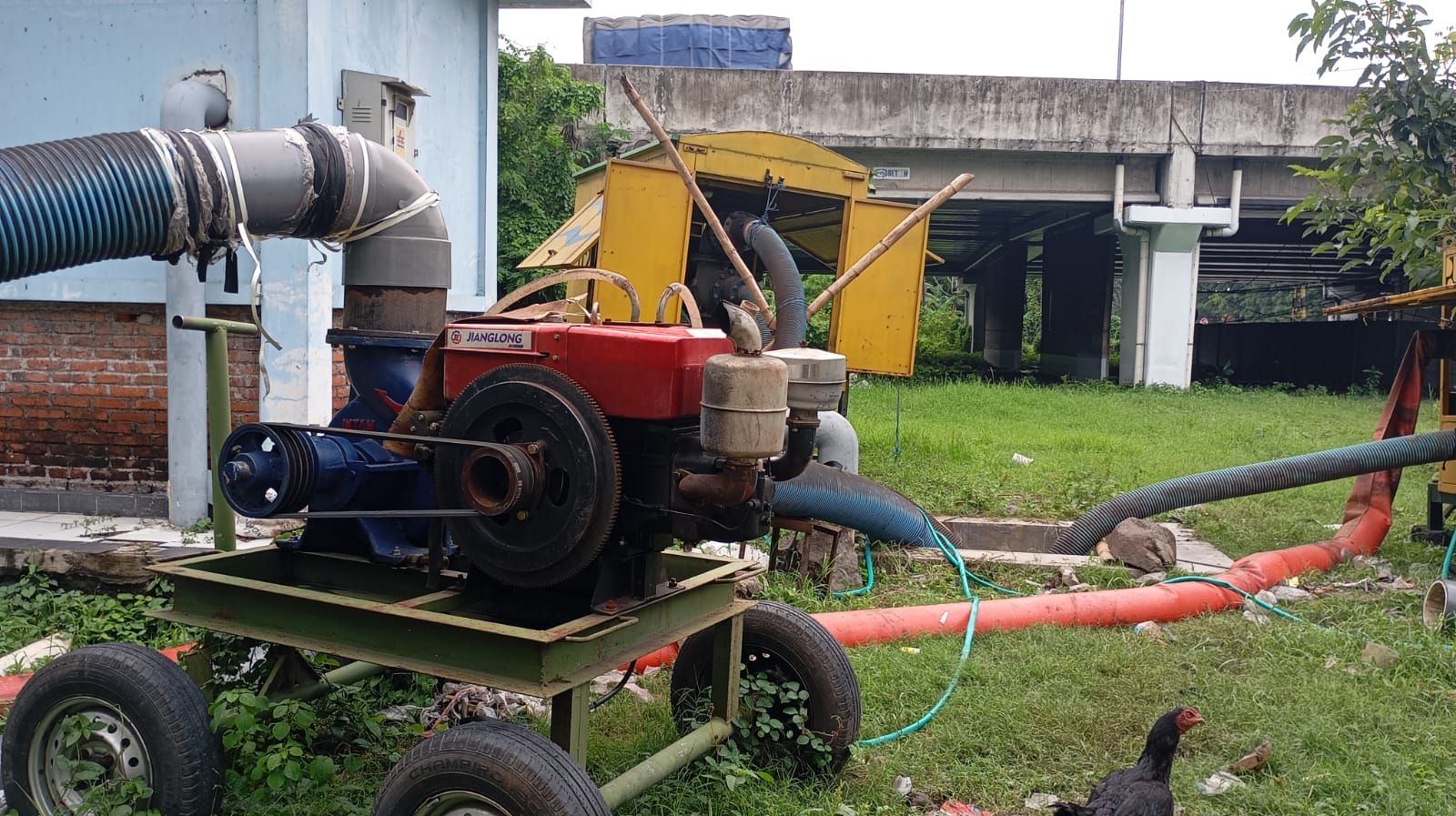 Sampah Plastik Penyumbat Pipa Picu Banjir Parah di Sidoarjo