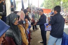DPD Partai Nasdem Ngawi Bagi 200 Paket Sembako Kepada Warga Kurang Mampu