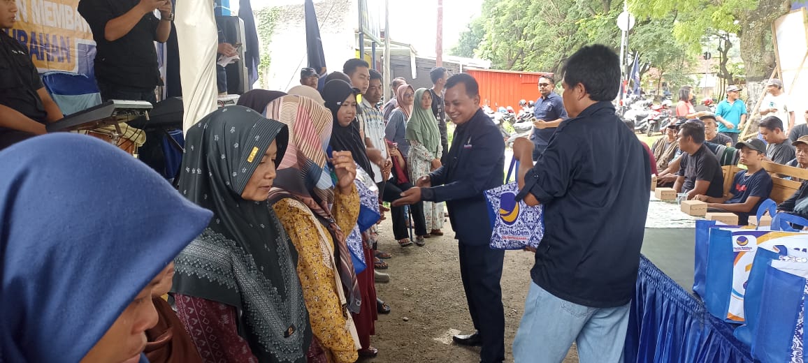DPD Partai Nasdem Ngawi Bagi 200 Paket Sembako Kepada Warga Kurang Mampu