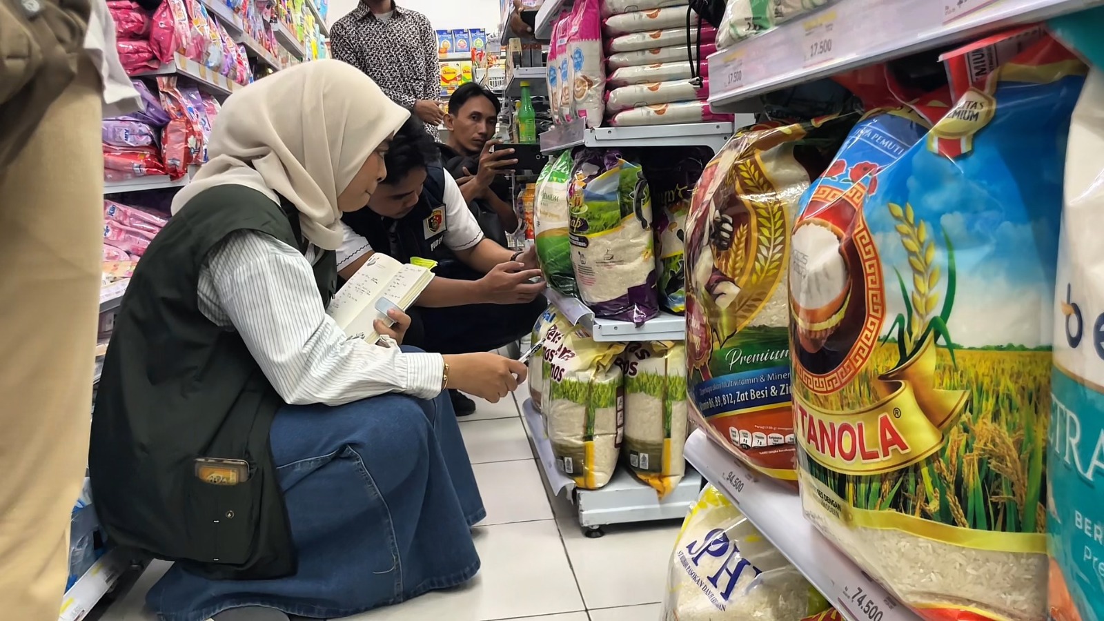 Jelang Nataru, Bapanas dan Satgas Pengendali Harga Beras Lakukan Sidak Pasar Sidoharjo Lamongan