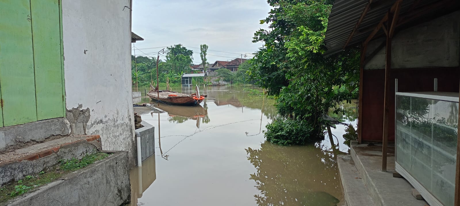Debit Air Sungai Mas Meluap, Warga Andalkan Perahu Penyeberangan