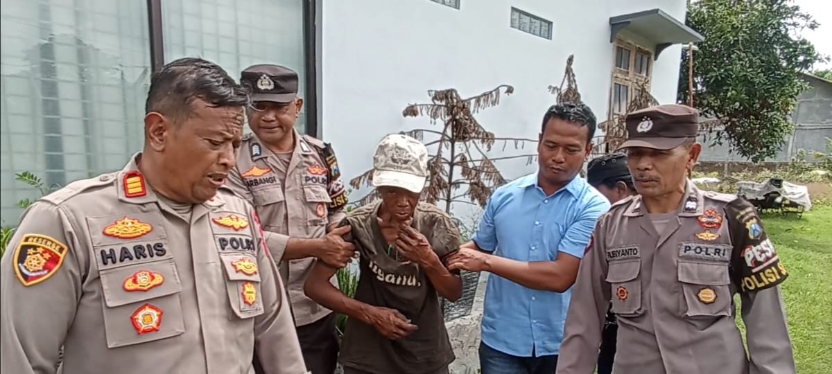 Petugas Polsek Geneng Ngawi Amankan ODGJ Yang Membawa Senjata Tajam