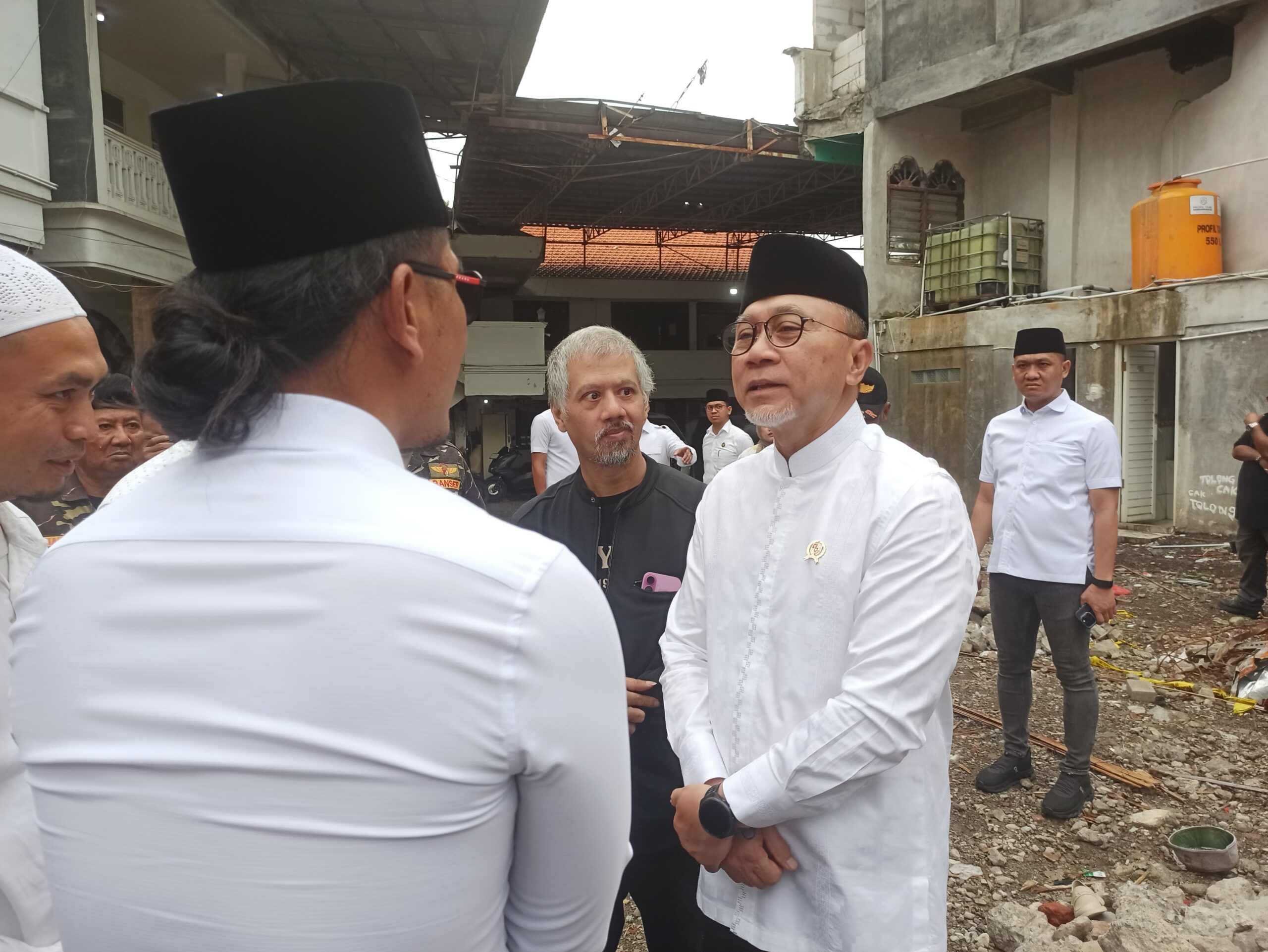 Menko Pangan Zulhas Kunjungi Ponpes Al-Khoziny Sidoarjo