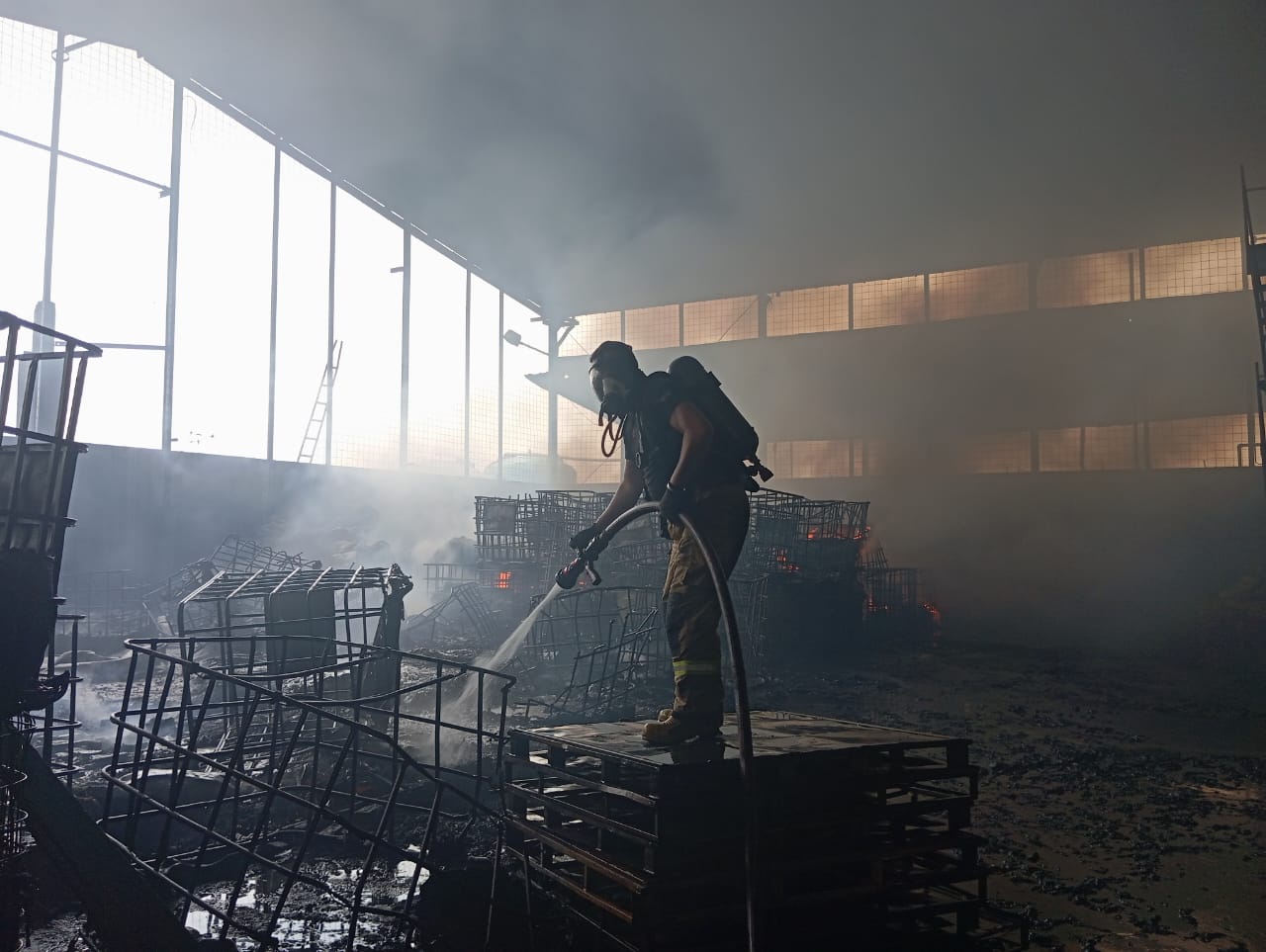 PT Ritek Energi Lestari di Gresik Terbakar Hebat, Stok Minyak dan Karet Hangus