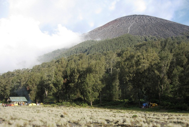 Mitos Gunung Semeru: Kisah Mistis di Balik Puncak Tertinggi Tanah Jawa