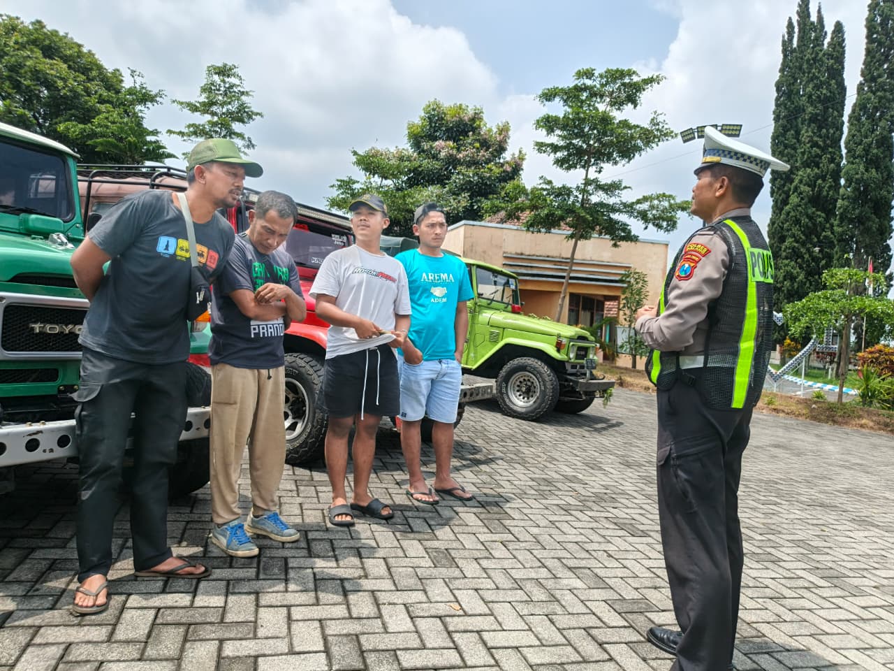Polisi Gandeng Komunitas Jeep Sosialisasi Tertib Lalu Lintas