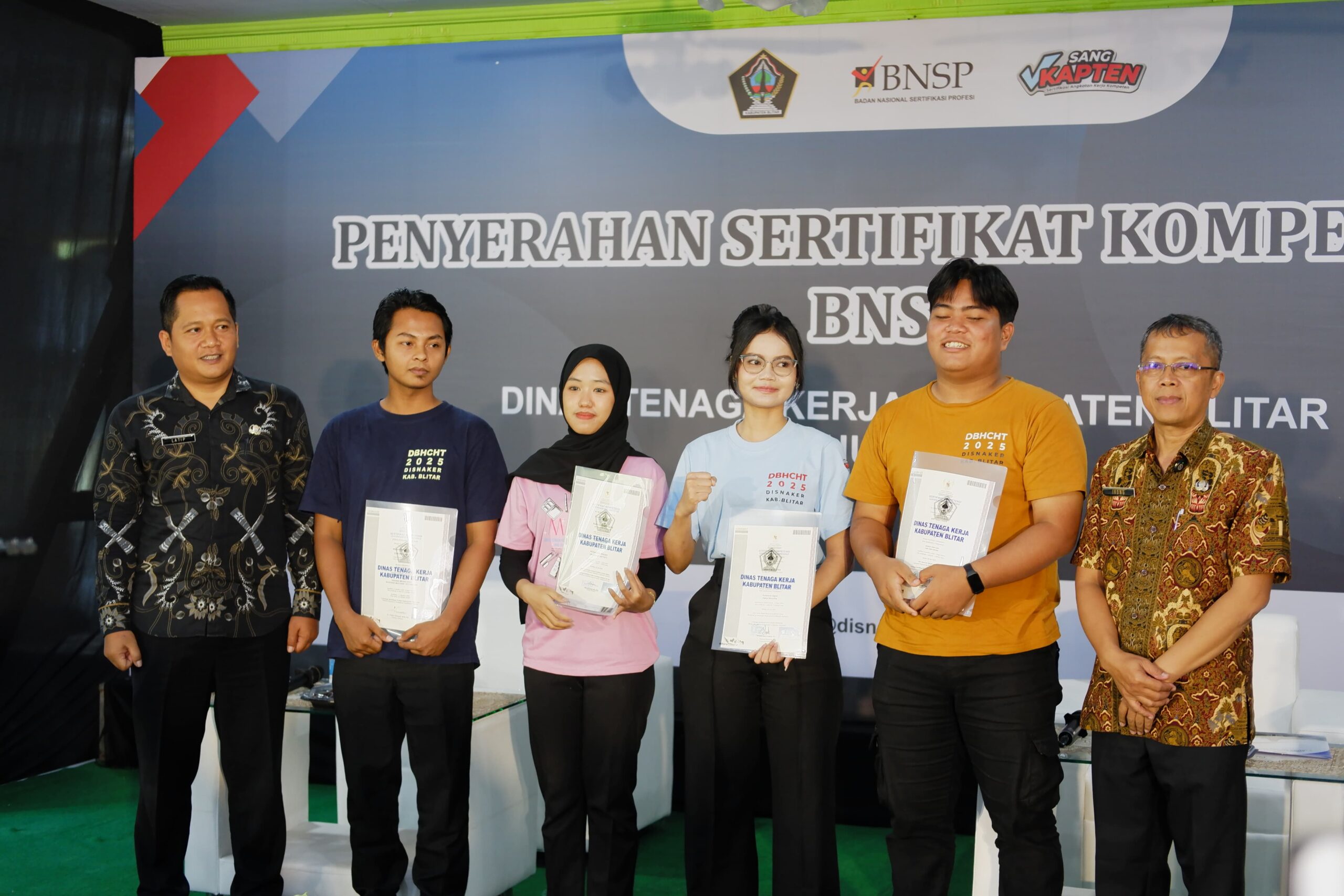 Para peserta pelatihan mendapatkan sertifikat kompetensi BNSP yang diserahkan oleh Disnaker di Gedung LEC Kabupaten Blitar, Kamis (21/11/2025). (Novianto/tagarjatim.id)