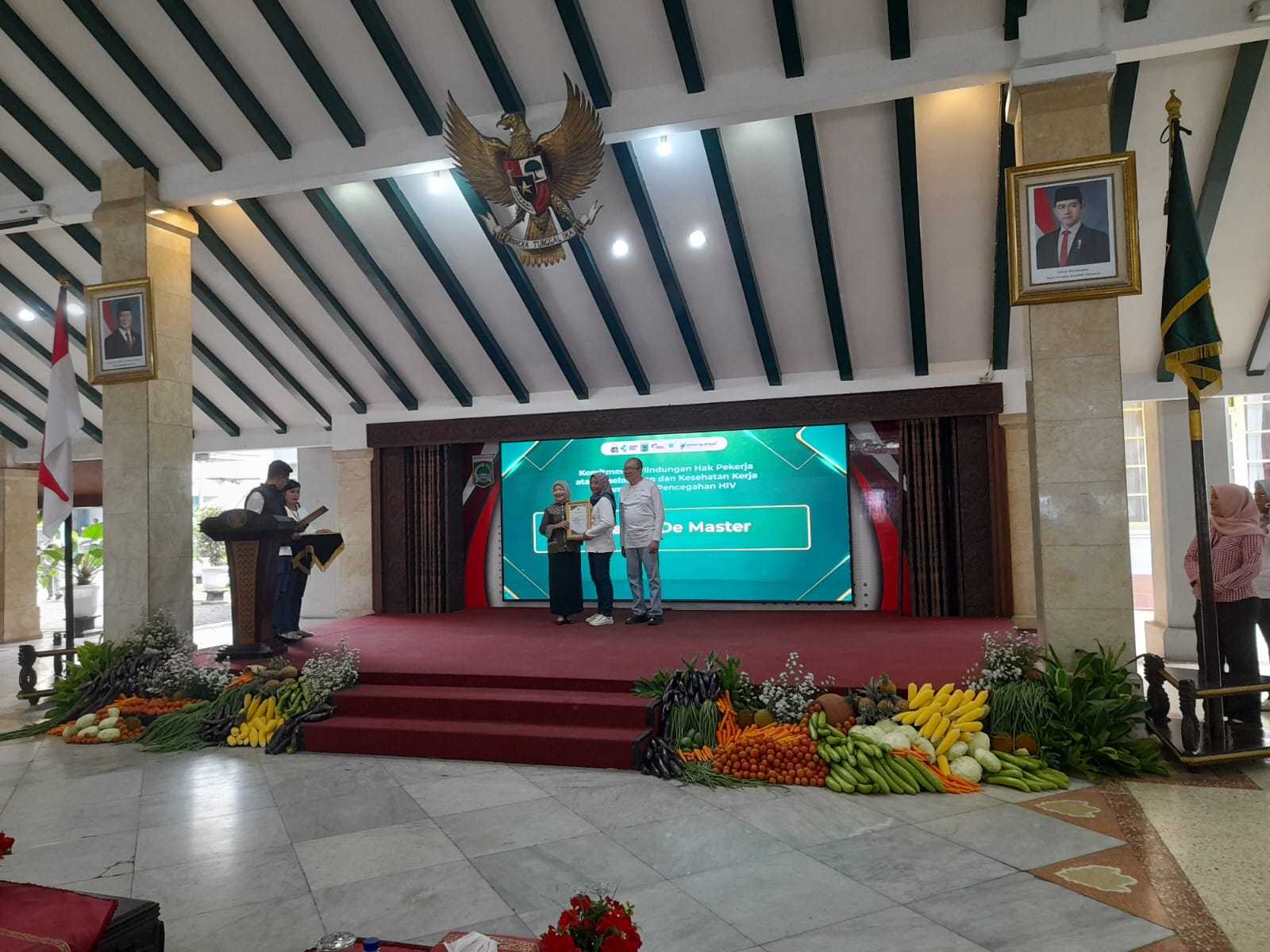 Komitmen Lindungi Pekerja, Demaster Karaoke Sabet Penghargaan dari Bupati Malang