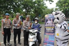 Polres Magetan Kampanye Humanis Ops Zebra Semeru 2025, Bagikan Pamflet, Bunga hingga Coklat ke Pengendara