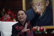 Isu Hujan Mikroplastik Menguat, Wali Kota Eri Minta Warga Surabaya Stop Bakar Sampah dan Kurangi Plastik