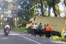Truk Boks Muatan Kue 4 Ton Tabrak Mobil di Jalur Wisata Telaga Sarangan