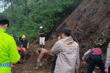 Penanganan Longsor di Gajah Mungkur: Alat Berat Pemprov Jatim Dikerahkan, Jalur Diperkirakan Baru Normal Besok