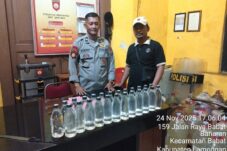 Polsek Babat Gagalkan Pengiriman Puluhan Botol Arak Bali