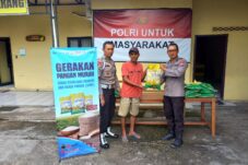 Sejumlah Polsek di Magetan Blusukan Antarkan Beras Murah Disambut Antusias Warga