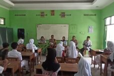 Peringati Hari Guru, Ratusan Siswa, Guru dan Satlantas Polres Ngawi Nyanyikan Hymne Guru Serta Ikuti Lomba