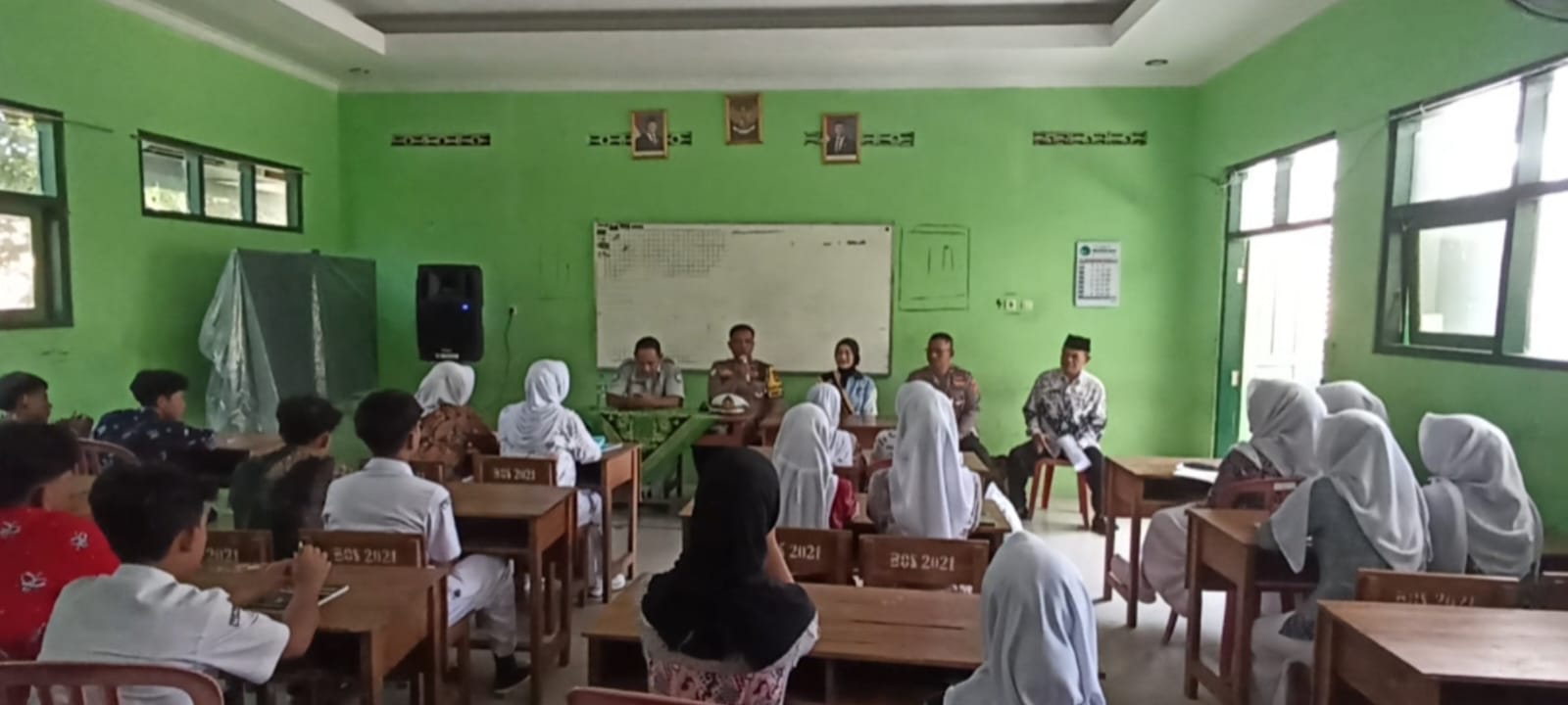 Peringati Hari Guru, Ratusan Siswa, Guru dan Satlantas Polres Ngawi Nyanyikan Hymne Guru Serta Ikuti Lomba