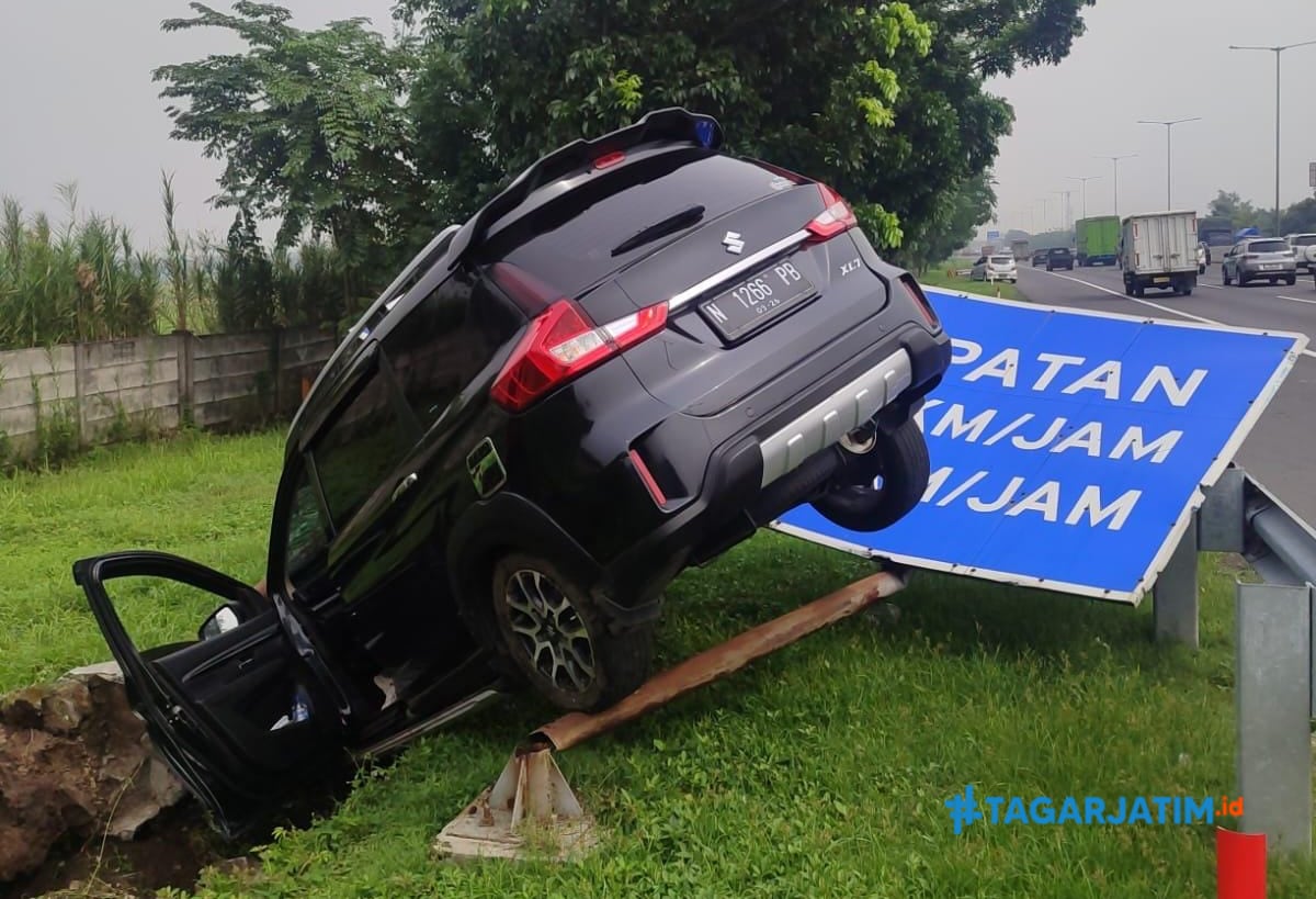 Mobil Tersangkut di Atas Rambu Tol Sidoarjo, Dua Anak Alami Luka Ringan