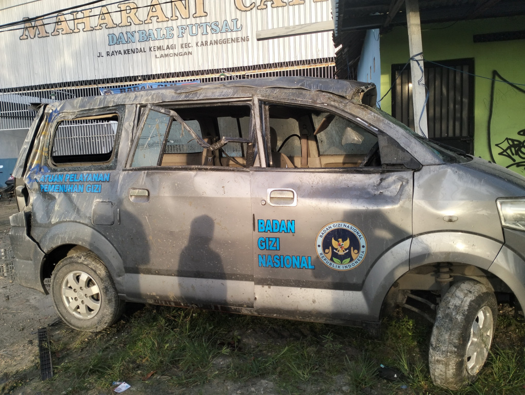 Pecah Ban, Mobil SPPG Oleng Tabrak Bentor dan Tiang Listrik, Satu Tewas