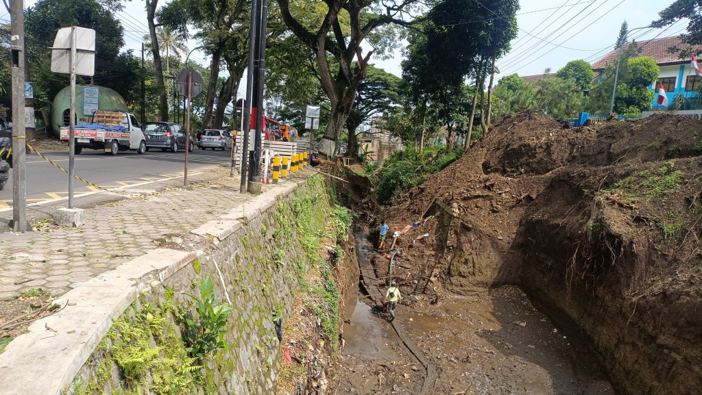 Jalan Ir Soekarno Ditutup Total 5 Hari, Pemasangan DUB Raksasa Mulai Dieksekusi 2 Jalan Ir Soekarno Ditutup Total 5 Hari, Pemasangan DUB Raksasa Mulai Dieksekusi