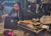 Yuli, Penjaja Sate Menyunggi yang Bertahan di Tengah Modernisasi Kota Batu