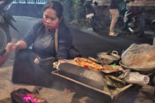 Yuli, Penjaja Sate Menyunggi yang Bertahan di Tengah Modernisasi Kota Batu