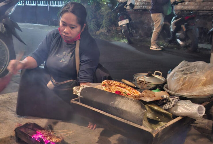 Yuli, Penjaja Sate Menyunggi yang Bertahan di Tengah Modernisasi Kota Batu